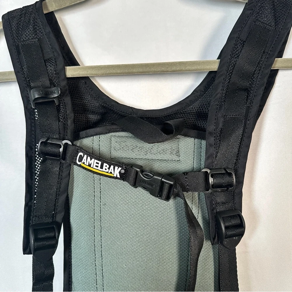 CamelBak Classic Hydration Pack Lightweight Reflective Zip Pocket OS Black Gray